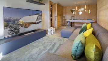 Tv, pejs, dvd-afspiller, bordtennisbord