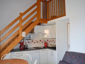 Kühlschrank, Mikrowelle, Herdplatte, Geschirrspüler