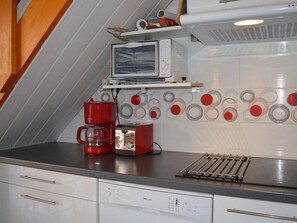 Réfrigérateur, micro-ondes, plaque de cuisson, lave-vaisselle