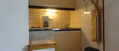 Kühlschrank, Mikrowelle, Herdplatte, Wasserkocher mit Kaffee-/Teezubehör