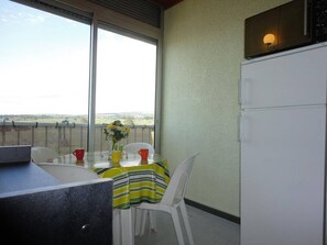 Dining - Charming 2-Room Mezzanine Apt with Sea View, Pool & Tennis - Sleeps 6, 800m from Beach (Fleury-Saint-Pierre-la-Mer)