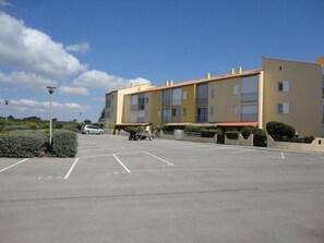 Exterior - Charming 2-Room Mezzanine Apt with Sea View, Pool & Tennis - Sleeps 6, 800m from Beach (Fleury-Saint-Pierre-la-Mer)