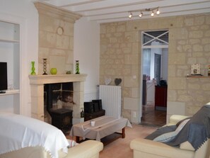 TV, fireplace, table football - Charming house with private garden, fireplace and WIFI (Seuilly)