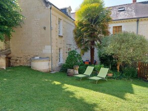 Property grounds - Charming house with private garden, fireplace and WIFI (Seuilly)