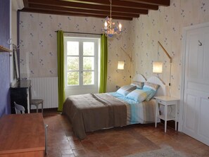 6 bedrooms, free WiFi - Charming house with private garden, fireplace and WIFI (Seuilly)