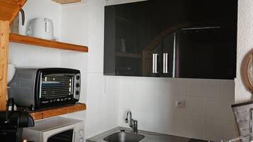 Kühlschrank, Ofen, Wasserkocher mit Kaffee-/Teezubehör, Toaster