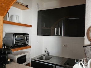 Fridge, oven, coffee/tea maker, toaster