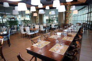 บริการอาหารเช้า อาหารกลางวัน อาหารเย็น, อาหารนานาชาติ