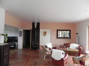 Fernseher, Tischtennisplatte, Bücher