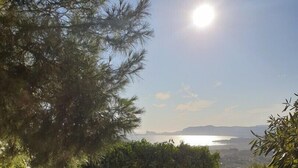 A patio with a table and chairs, a view of the landscape, and a clear sky. - Mökki Reisch - La Cadiere D'azur (La Cadière-d'Azur)