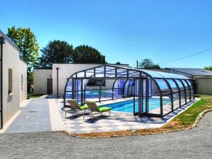 Pool - Urban Retreat in Tours: Heated Pool, Up to 14 Guests, Close to City Center & Loire à Vélo (Tours)