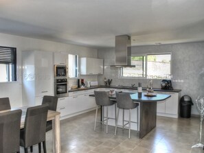 Fridge, microwave, dishwasher, freezer - Urban Retreat in Tours: Heated Pool, Up to 14 Guests, Close to City Center & Loire à Vélo (Tours)