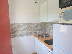 Jääkaappi, uuni, astianpesukone, kahvin-/teenkeitin