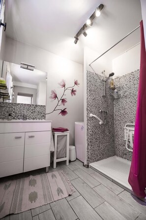 Dusche, Haartrockner, Handtücher, Toilettenpapier