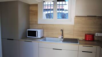 Réfrigérateur, micro-ondes, four, plaque de cuisson