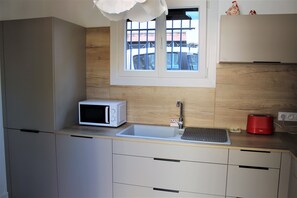 Kühlschrank, Mikrowelle, Ofen, Herdplatte