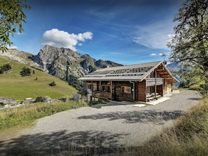 Exterior - Chalet Capieu - ski-in ski-out base for 13, hot tub & views - OVO Network (Manigod)
