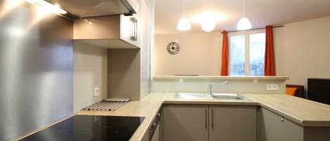 Køleskab, mikrobølgeovn, ovn, kogeplade