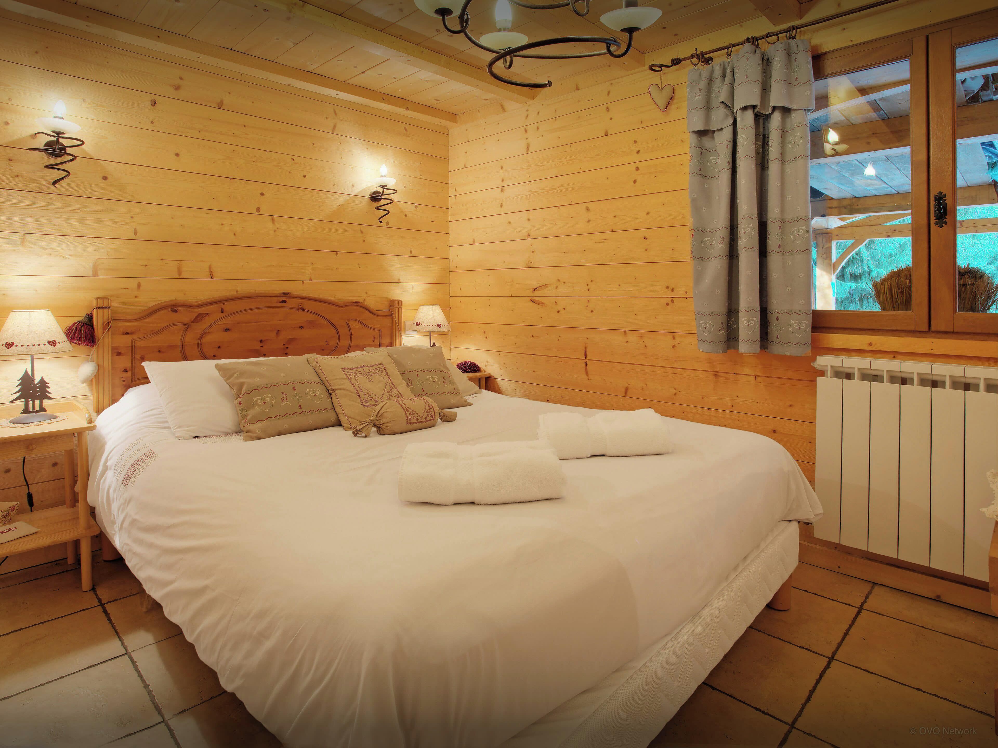 5 bedrooms, iron/ironing board, WiFi, bed sheets