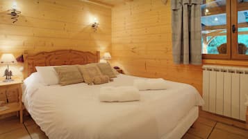 5 bedrooms, iron/ironing board, WiFi, bed sheets