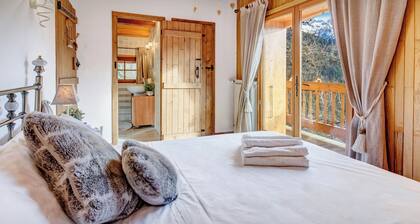 Chalet Chenavray - Manigod base for 10, spa & great skiing - OVO Network