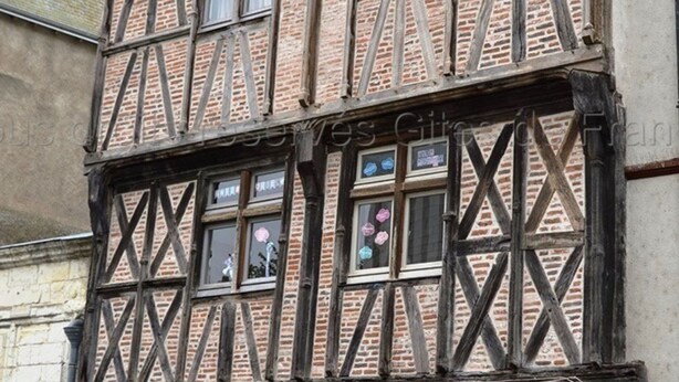 Un edificio tradicional con entramado de madera y ladrillo visto.