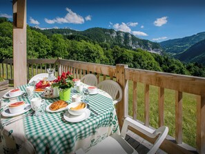 Outdoor dining - Chalet Polanka - luxury ski base for 12, cosy fire & views - OVO Network (St Jean de Sixt)