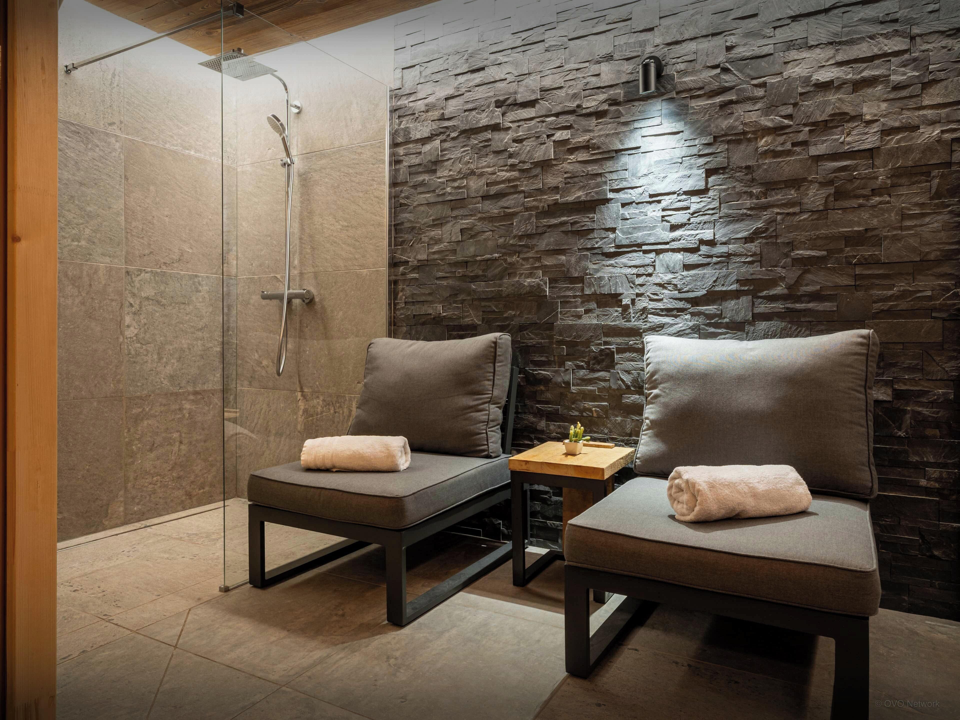 Bathtub, free toiletries, hair dryer, bathrobes