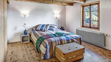 4 bedrooms, iron/ironing board, WiFi, bed sheets