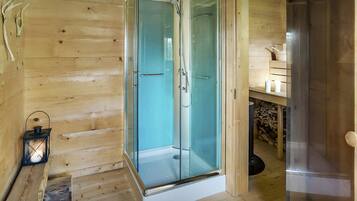 Bathtub, free toiletries, hair dryer, towels