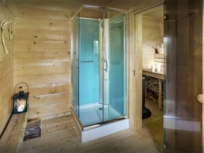 Badewanne, kostenlose Toilettenartikel, Haartrockner, Handtücher