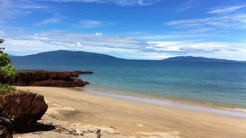 HUT GITE BE CASE PIED DANS L'EAU PRESQU'ILE AMBATO FACE NOSY BE ET NOSY KOMBA