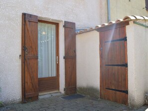 Exterior detail - Cozy 4BR House, 750m from Beach, Sleeps 8, Pet-Friendly, Terrace, Parking, WiFi Optional (Fleury-Saint-Pierre-la-Mer)