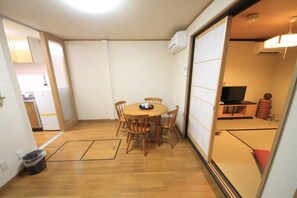 Lobby sitting area - Raku Hoshi Nijo Castle (Kyoto)