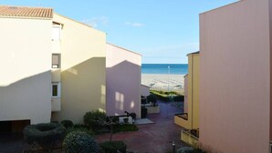 A modern building with a flat roof, a courtyard, and a view of the beach. - Saint Pierre la Mer, 2-room appt, cabin, sleeps 6, near beach, pets allowed (Fleury-Saint-Pierre-la-Mer)