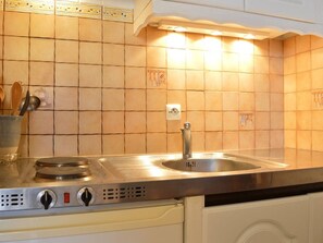 Réfrigérateur, micro-ondes, plaque de cuisson, grille-pain