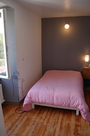 3 makuuhuonetta, silitysrauta/-lauta, ilmainen Wi-Fi