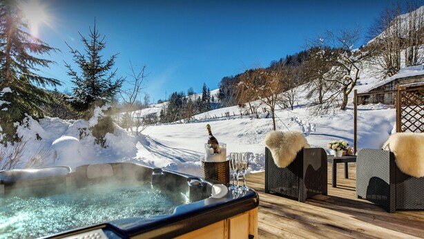 A hot tub on a wooden deck with a snowy landscape in the background. - Les Roses des Alpes - luxury mountain break, views & spa - OVO Network (Thônes)