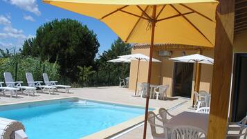 Een verwarmd zwembad