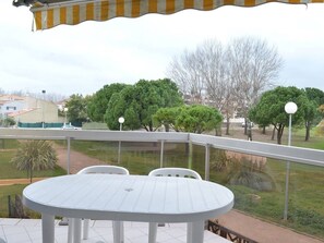 Property grounds - Cozy 2-Room Apartment with Cabin, Sleeps 6, Near Beach, Parking Included – Le Grau-du-Roi (Le Grau-du-Roi)