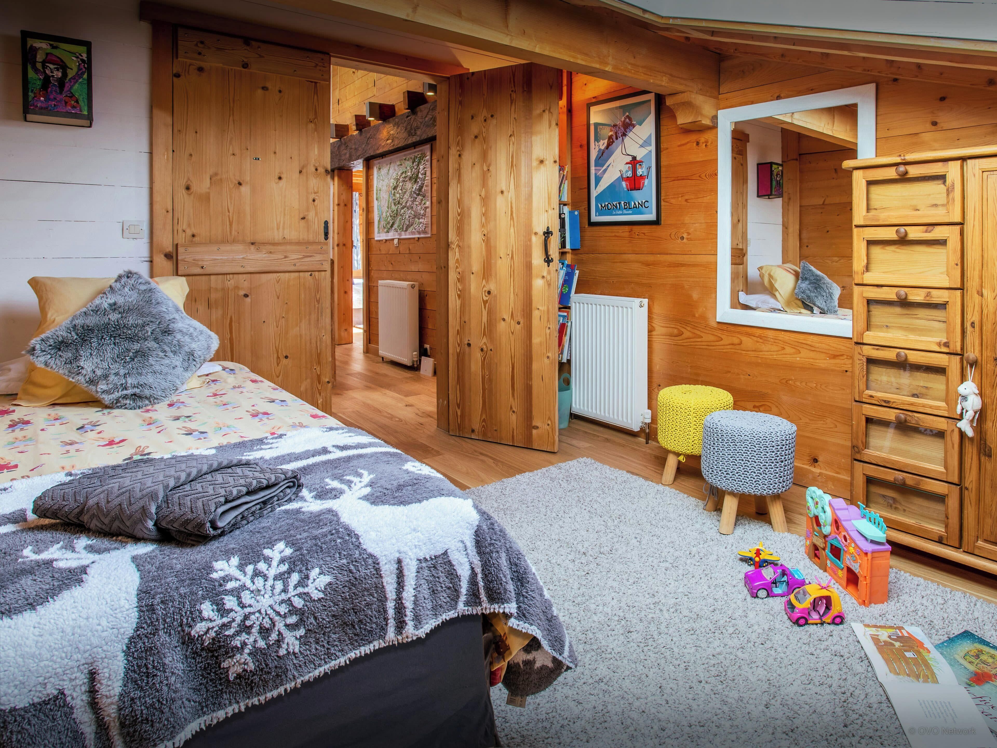 5 habitaciones, tabla de planchar con plancha, wifi y ropa de cama 