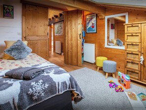 5 bedrooms, iron/ironing board, WiFi, bed sheets