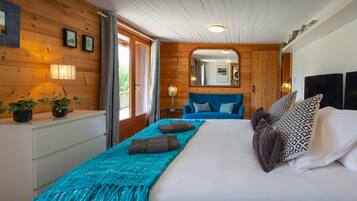5 bedrooms, iron/ironing board, WiFi, bed sheets