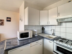 Kühlschrank, Ofen, Geschirrspüler, Wasserkocher mit Kaffee-/Teezubehör