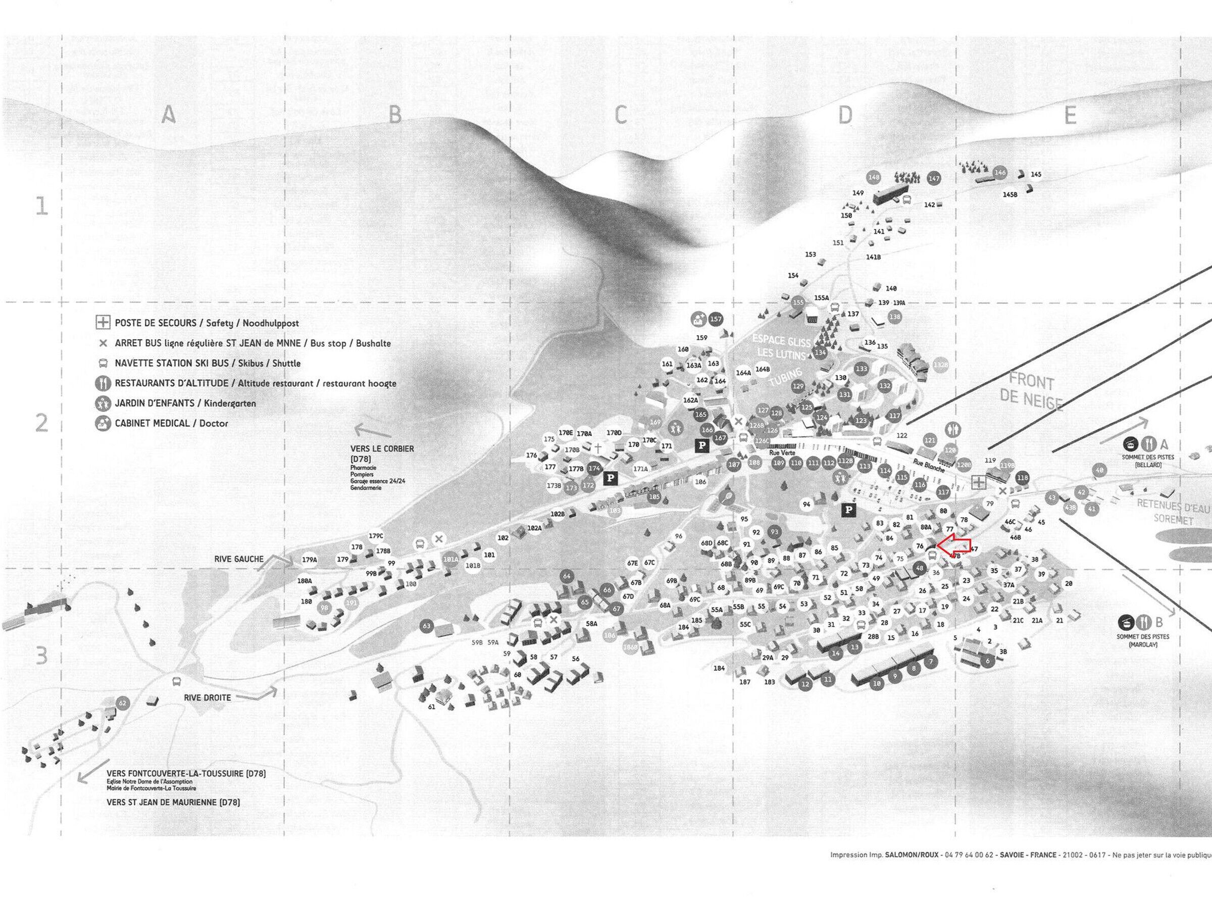 Une carte détaillée d’une station de ski indiquant les différents services et équipements, tels que les remontées mécaniques, les restaurants et les installations médicales.