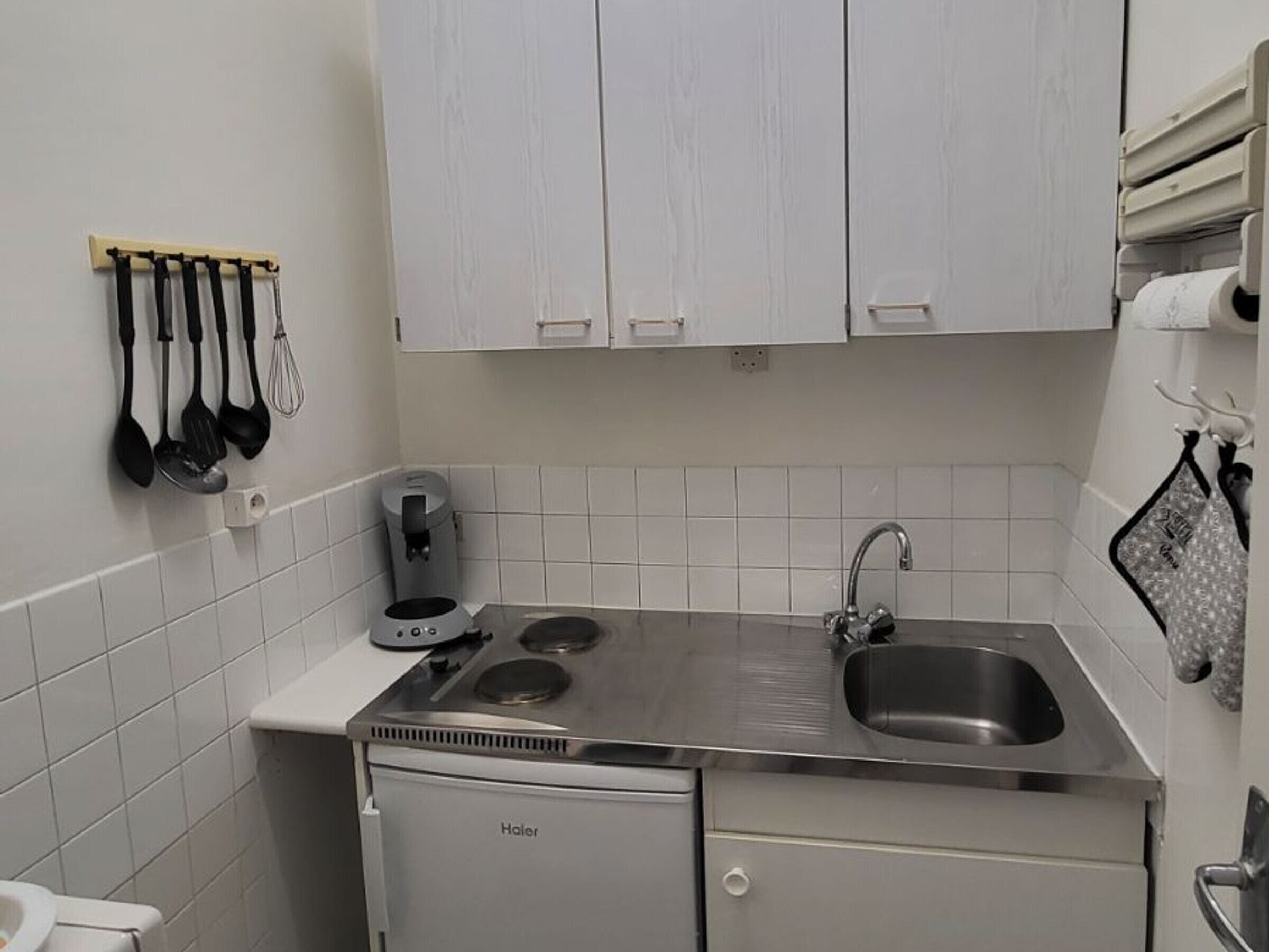 Fridge, oven, coffee/tea maker, toaster