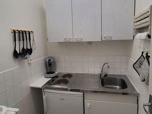 Fridge, oven, coffee/tea maker, toaster