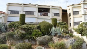 A multi-story building with a flat roof, large windows, and a balcony. - Studio with mezzanine for 5, near the beach, pets allowed - Saint Pierre la Mer (Fleury-Saint-Pierre-la-Mer)