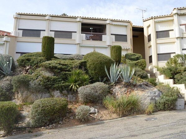 Un immeuble à plusieurs étages, doté d’un toit plat, de grandes fenêtres et d’un balcon.