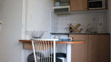 Réfrigérateur, micro-ondes, cafetiÚre/bouilloire, grille-pain